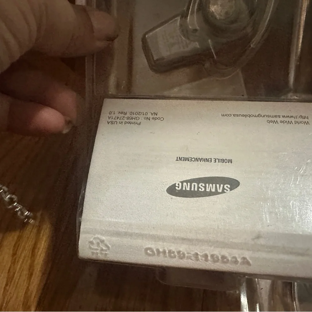 Samsung White Wireless Headset for Seamless Connectivity